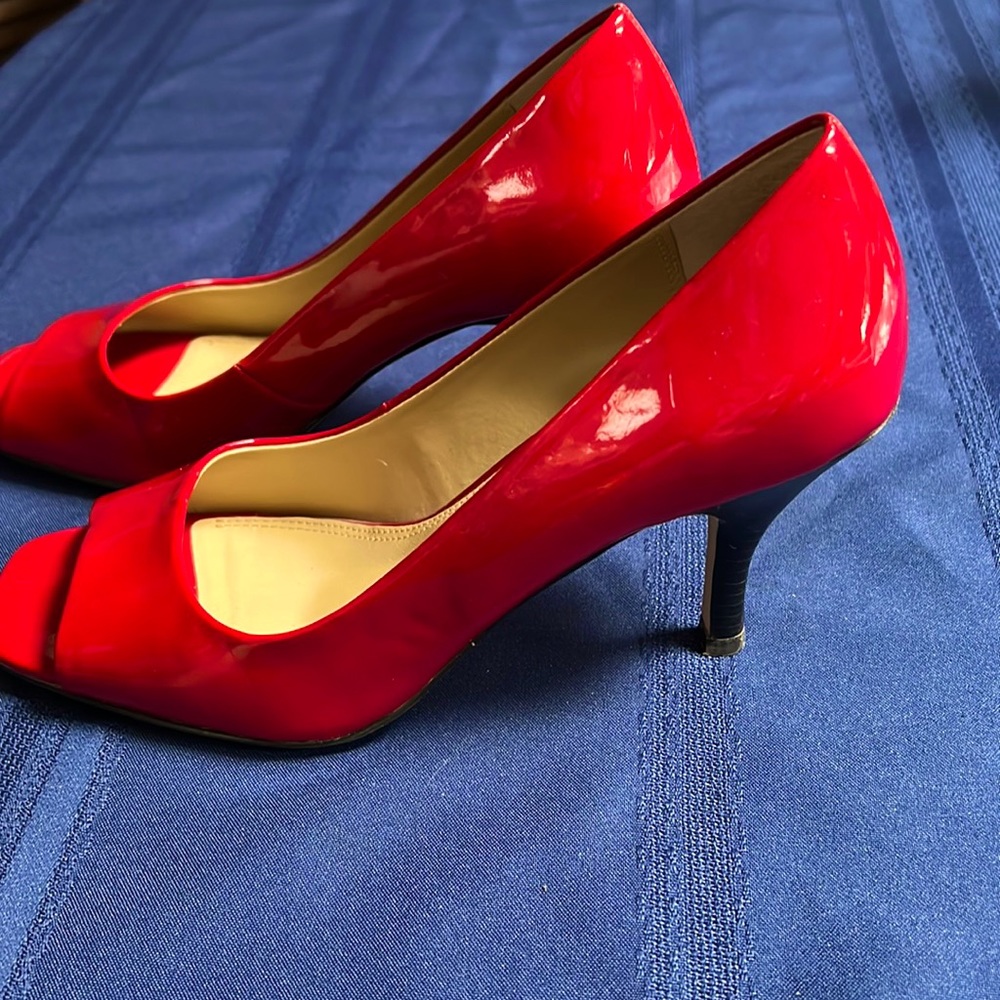 RED Tahari high heels 9.5 M